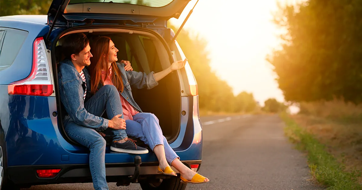 pareja renta auto carretera